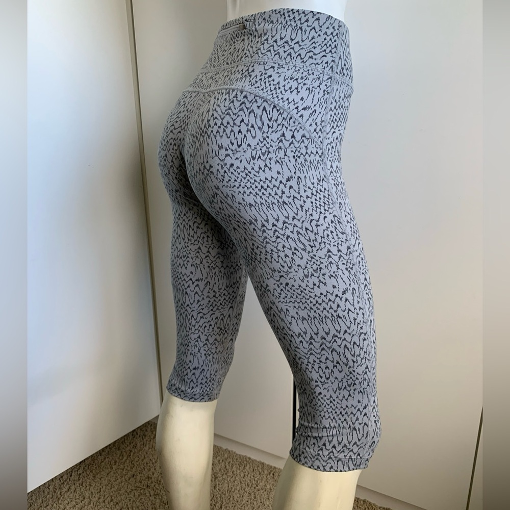 Nike Dri-FIT running women’s small gray pedal pusher pull compression leggings